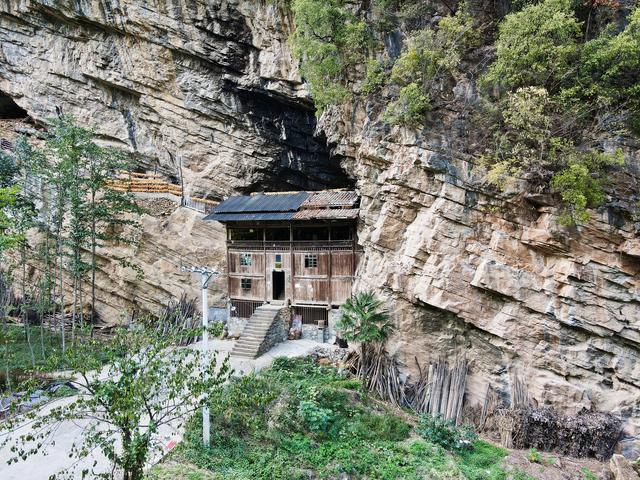 重庆|500万都不卖！重庆峡谷一崖居人家，堪称豪宅，方圆几公里无人烟