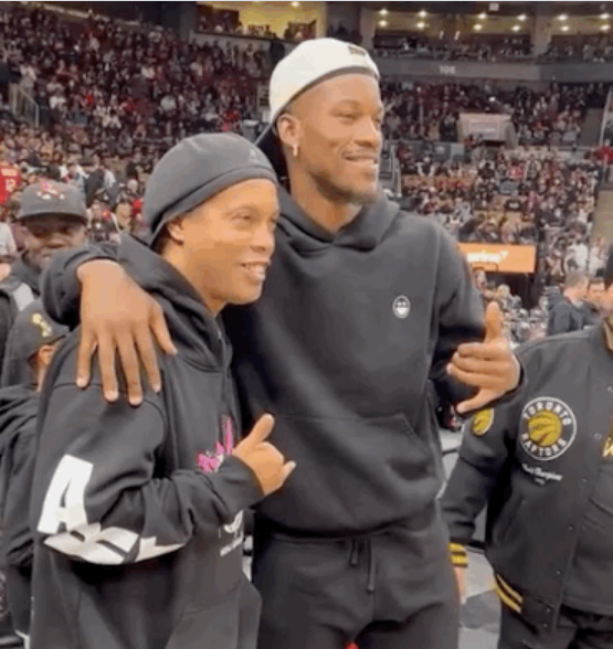 洛瑞|破案了，让洛瑞巴特勒主动上前拥抱的男子是谁？NBA球星都成小粉丝