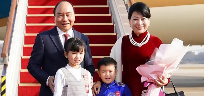 穿衣搭配|越南第一夫人：圆润的旺夫脸，身穿奥黛优雅霸气，儿女双全特爱笑