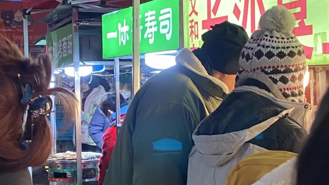 何润东|《浮图缘》何润东夫妻逛夜市，两人超有夫妻相，笑的动作都很一致