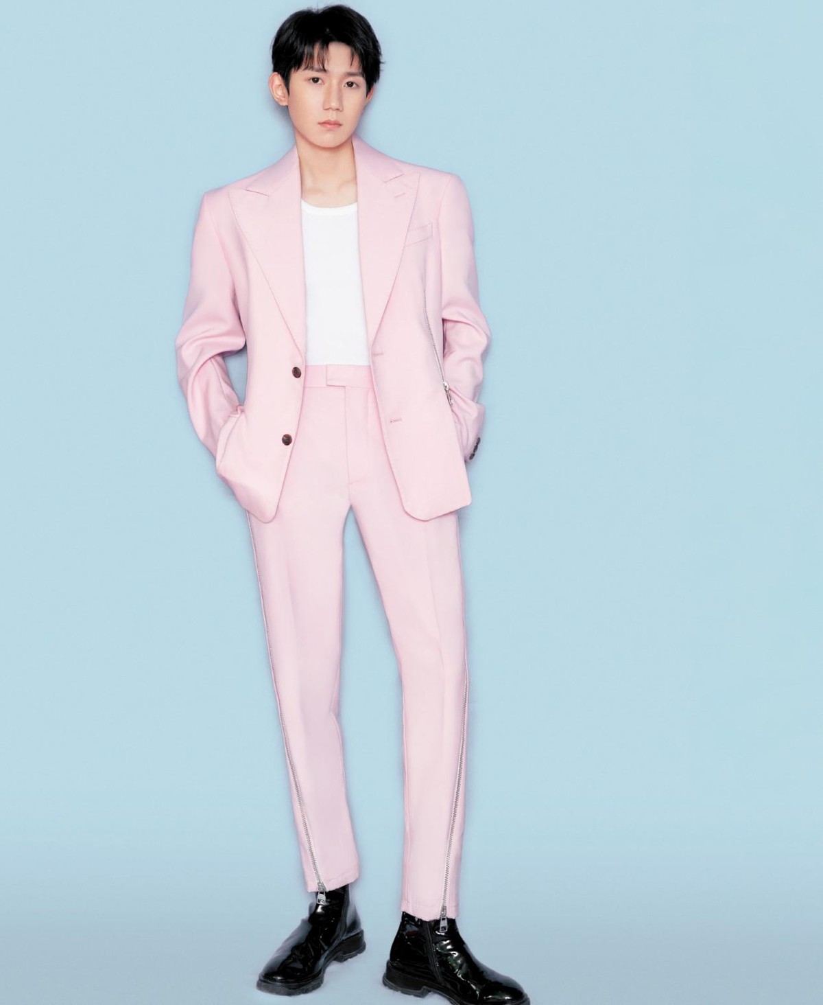 王俊凯|TFBoys的新年照太破防!王俊凯王源穿西装秀默契,虎年春晚不合体