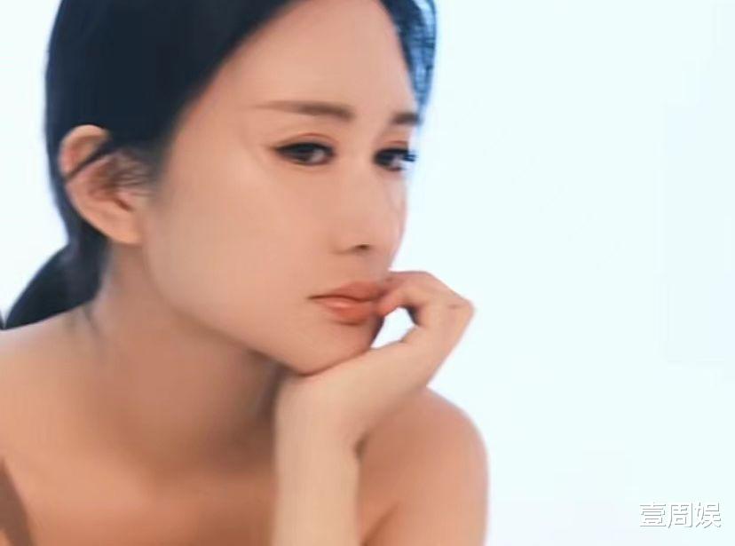 张纪中|张纪中娇妻晒写真照，穿吊带秀身材自信十足，网友：在寻找下家