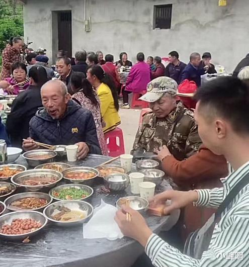 男子吃席,看到一包香烟,男子连用5个动作将香烟顺走,网友叹服