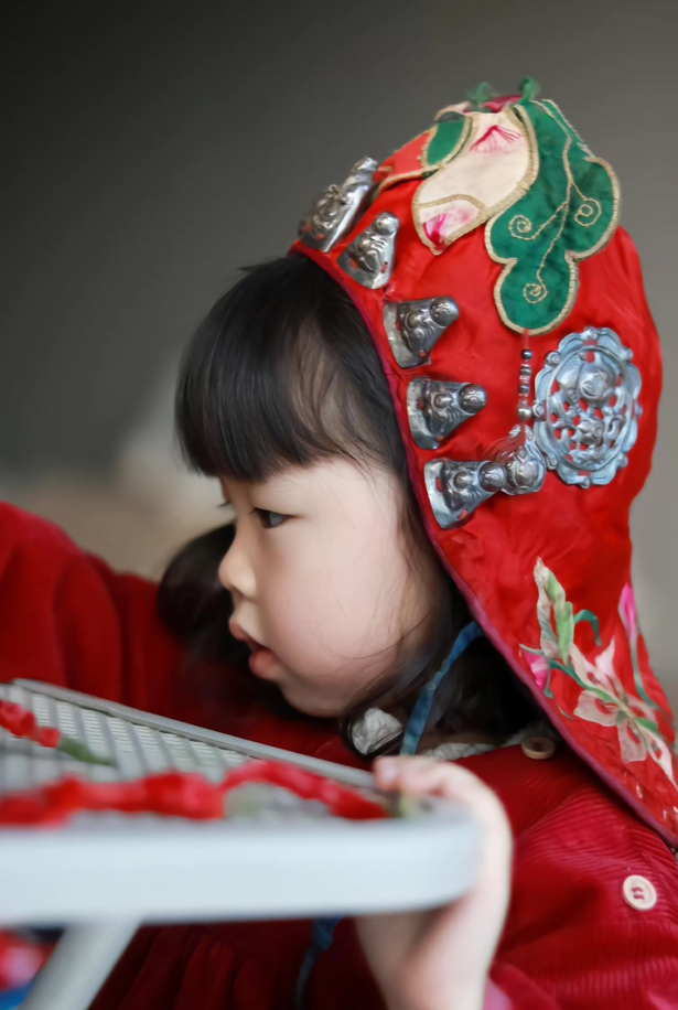 萌娃戴60年前奶奶出生时的铃帽惊艳网友:老一辈的东西值得传承