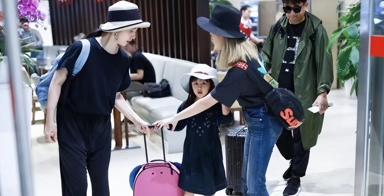 黄磊|黄磊一家四口走机场，长女染黄头发太非主流，小女儿美得更出众