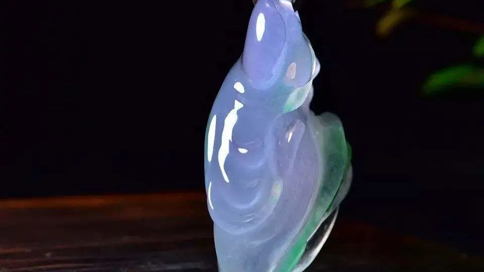 翡翠|翡翠玉雕中的巧色，分色，俏色你分清楚了吗