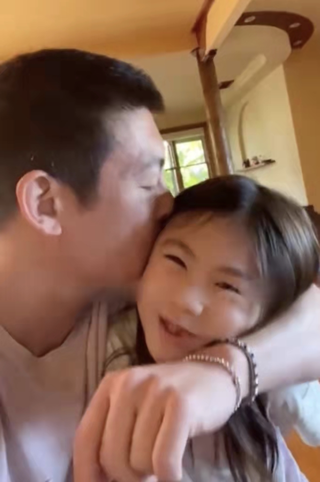 陈冠希|陈冠希与女儿直播画面过于亲密,嘴对嘴亲吻惹争议,美国超大豪宅曝光