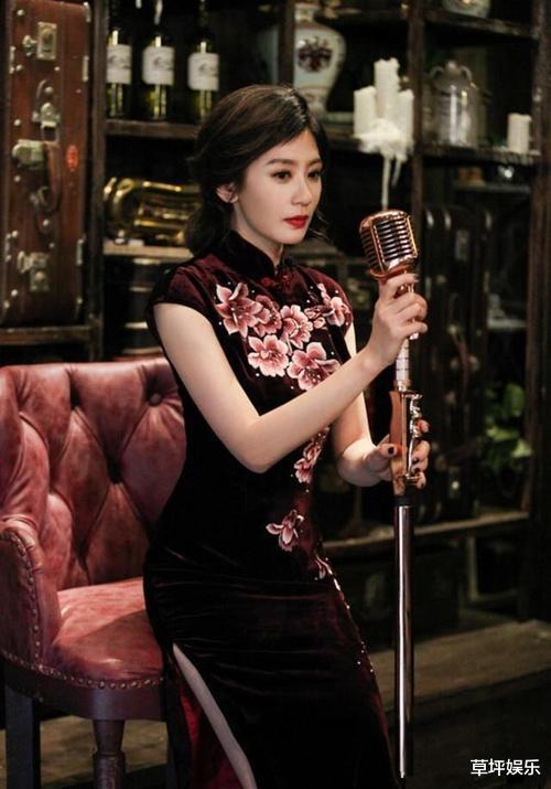 景甜|景甜的身材，天生就是旗袍而生，戚薇的旗袍果然与众不同，还能这样穿？