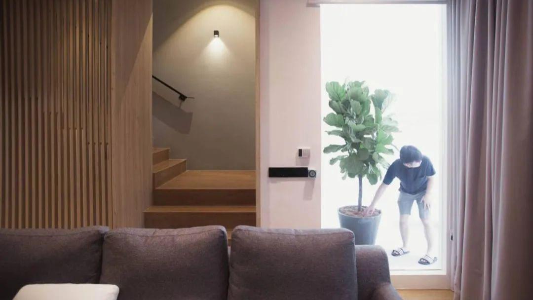 住顶楼西晒户型，阳台不用玻璃封改用网格板，通风凉快住着快活！