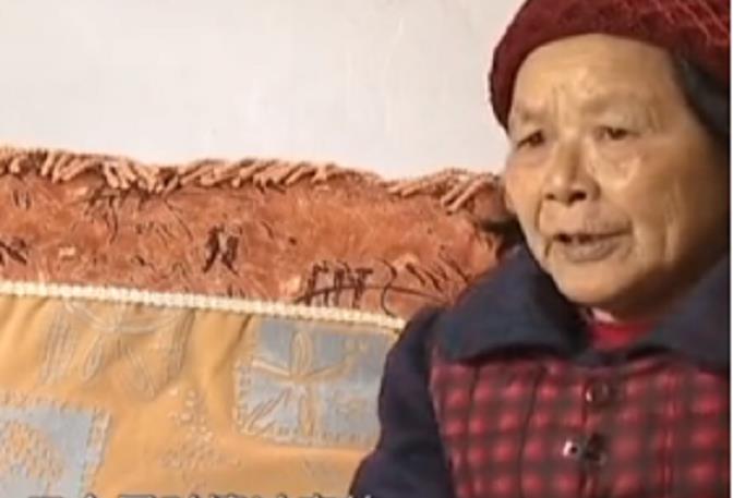 2013年，四川三小孩路边扶老妇被索赔7500元，警方：她在家里摔伤