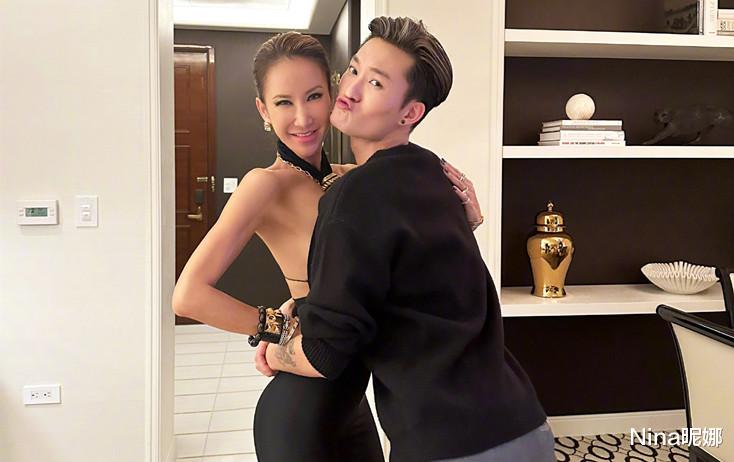 李玟|47岁李玟目测70斤!穿挂脖背心聚会瘦成骨头人,现场被男性搂腰满脸幸福