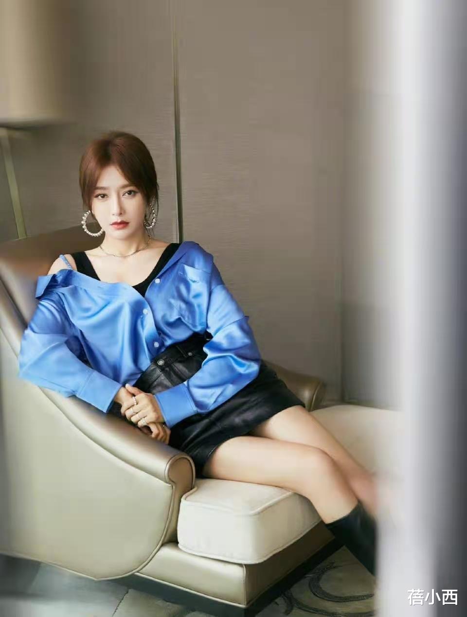 秦岚|“秦岚”真是越来越会打扮了,拼接外套搭牛仔裤,个性有范还时髦