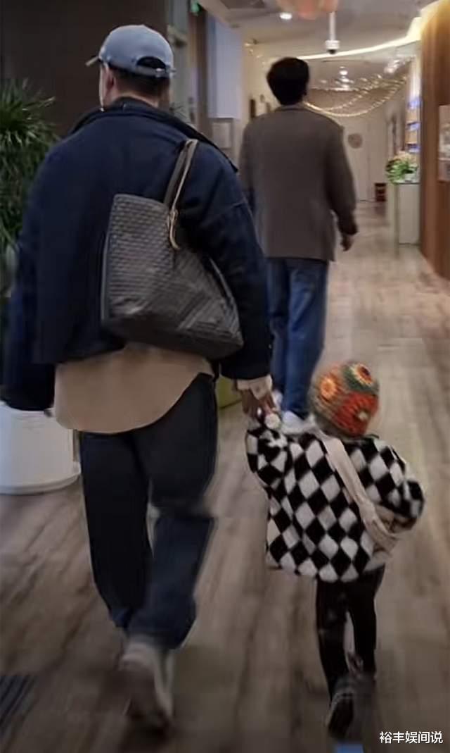 赵飞燕|林峯一家三口挑选幼儿园!确定女儿在上海就读,背包带娃好暖心