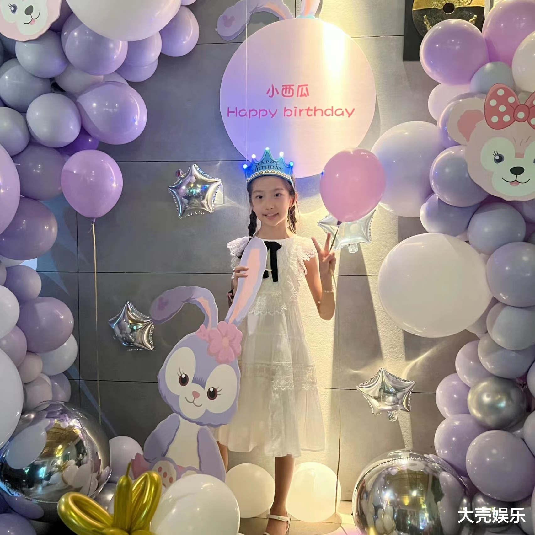 于冬|金巧巧一家四口外出游玩,于冬推婴儿车尽显父爱,网友直呼好幸福