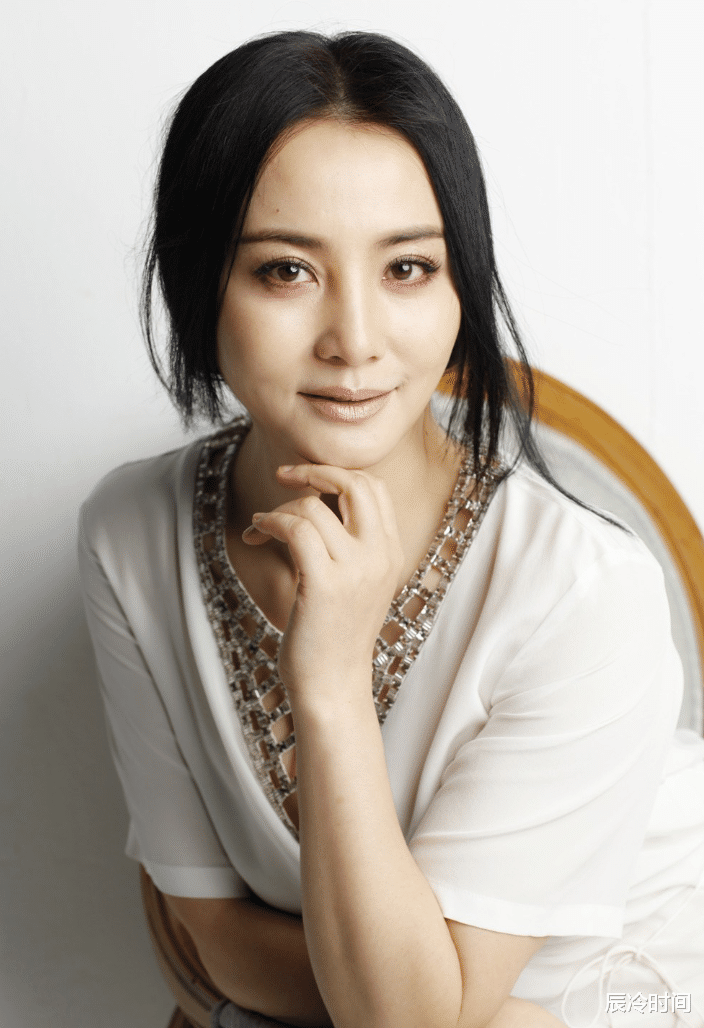 电视剧|“三金影后”陶红：不炒作专心演戏，与父母同住，如今53岁仍单身