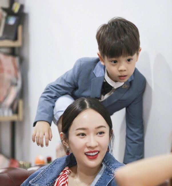 贾云馨|《爸爸回来了》萌娃现状，甜馨腿长貌美，嗯哼个高又帅气