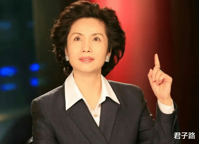 央视徐俐分享居家日常,晒出自种的牡丹花,庭院面积宽敞装修简奢