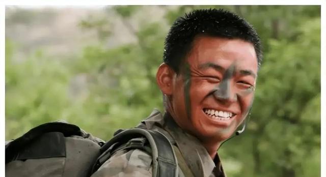 王宝强|王宝强现身街头，玩手机抽雪茄，穿着简约戴着帽子