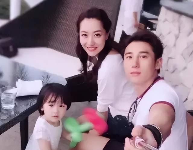 白冰|被称“京城四美”,巅峰时恋爱脑闪婚,今36岁独自带娃成单亲妈妈