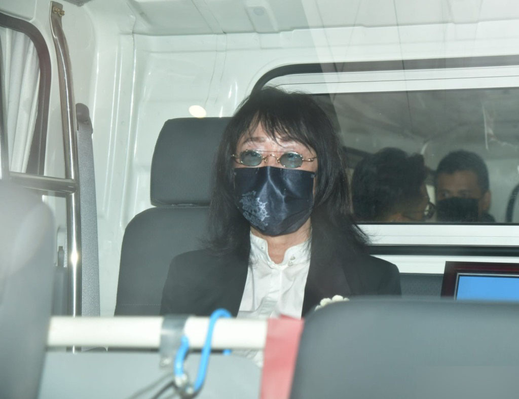 罗启锐|众星冒雨送罗启锐遗体火化，任达华、洪金宝扶灵，遗孀神情哀伤