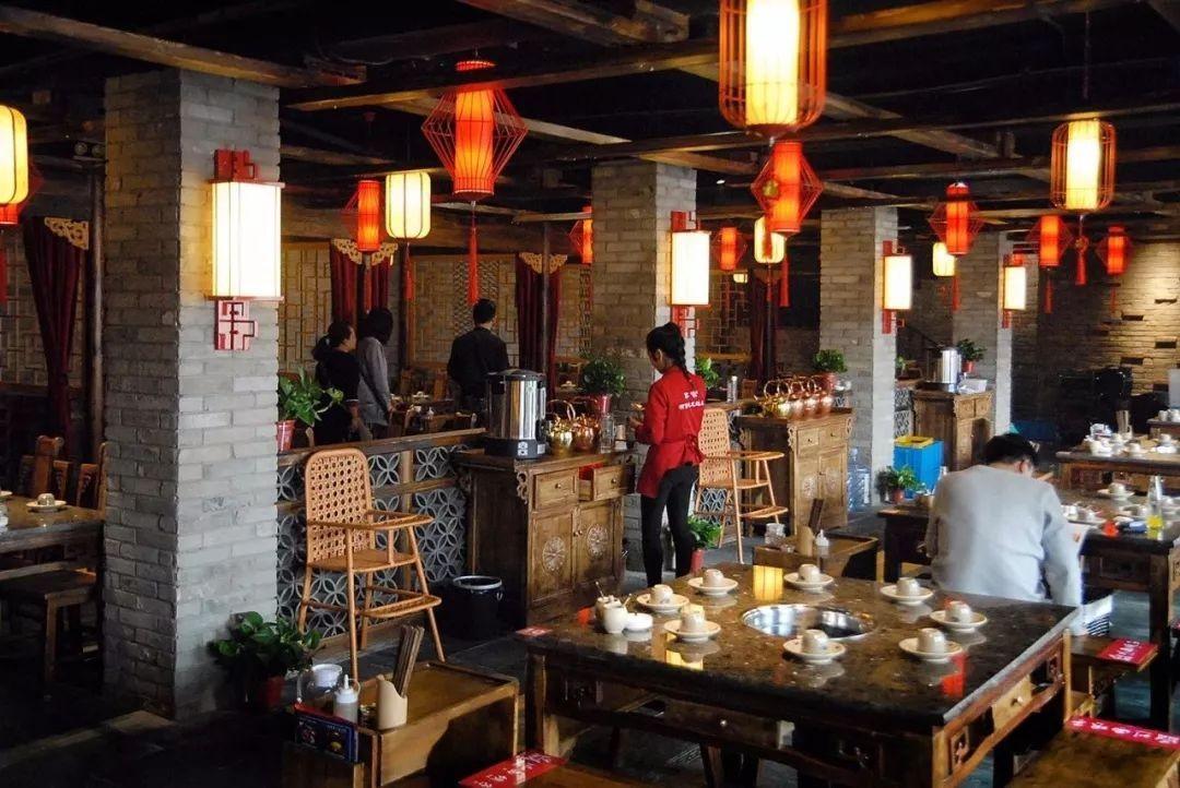 湖南几女子去重庆玩,点3菜2酒花430块,等菜上桌几人偷乐: 太实惠