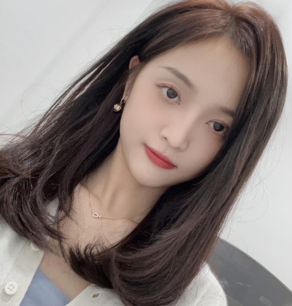 吴宣仪|吴宣仪收工后晒照片，锁骨精致身材好，不愧是内娱女团担当