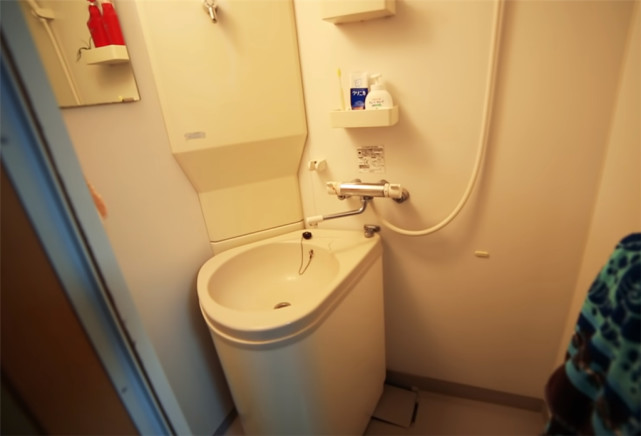 90后姑娘住进日本8㎡“缝隙房”，吃饭坐地上，睡觉爬梯子