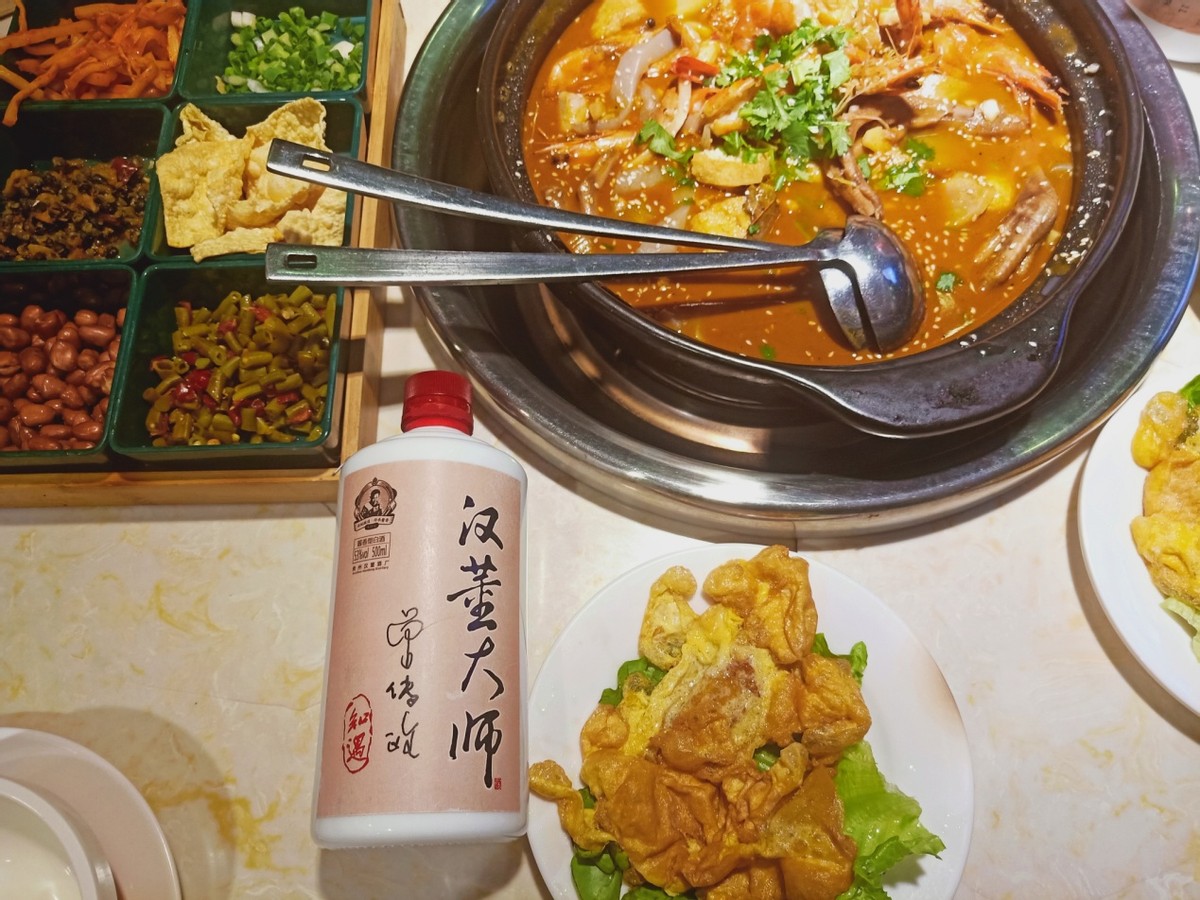 60岁大爷晒“酒单”，在朋友圈走红，酒友直言：这才是普通人的酒