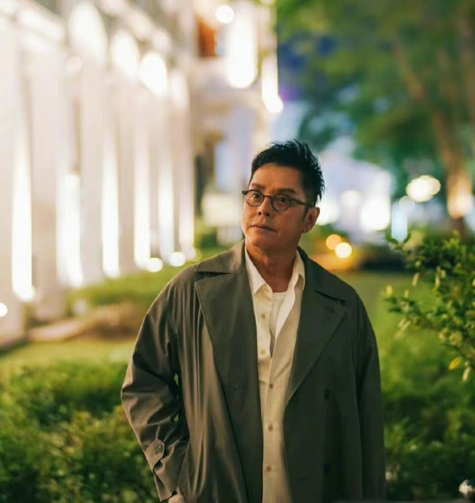 谭咏麟|72岁谭咏麟每周踢4场球，精力充沛让人羡慕，出轨生子再被提起