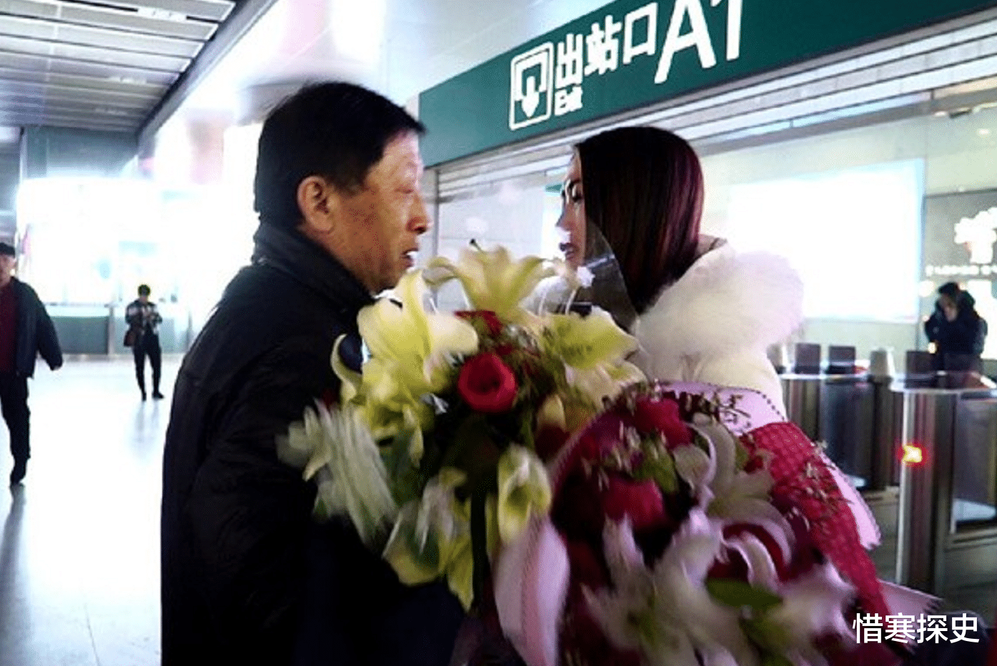 父亲入狱、母亲改嫁,6岁女童靠吃垃圾果腹,31年后才与生父团聚