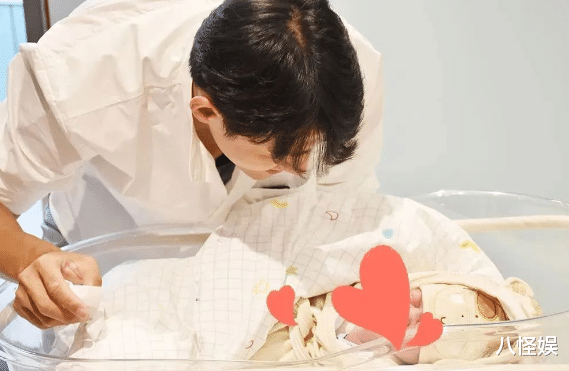 李子峰|李子峰晒一家三口叠手照官宣老婆产子，双手抱娃笑容满溢，超有爱