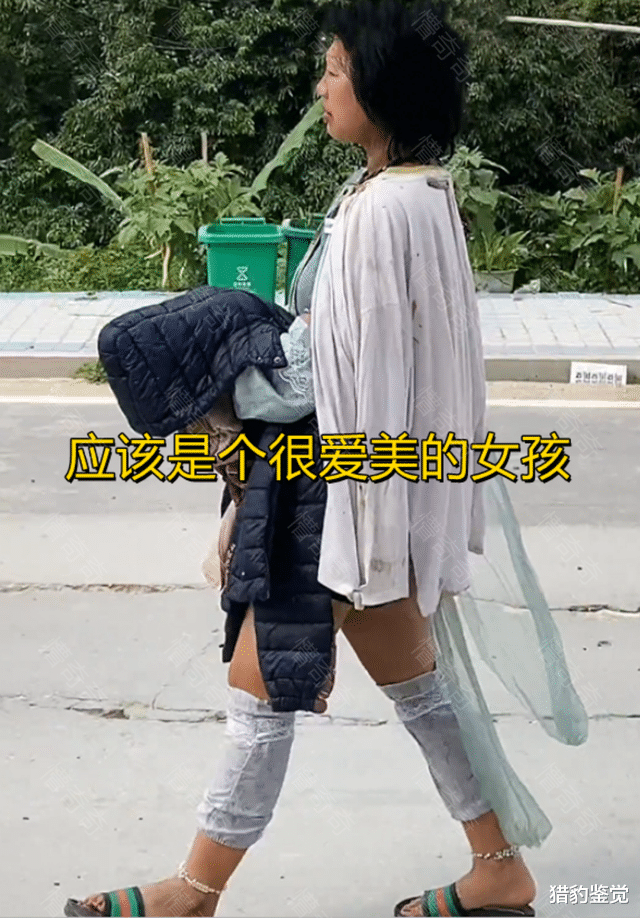 广东女子穿破衣服流浪街头，长相漂亮举止奇怪，路人：怕她被欺负