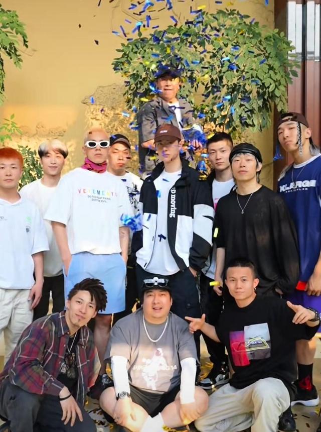 王一博|电影《热烈》杀青，王一博解锁新技能，《这！就是街舞》冠军参演