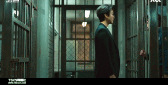 警察|再度回归的他，又出爆款大剧