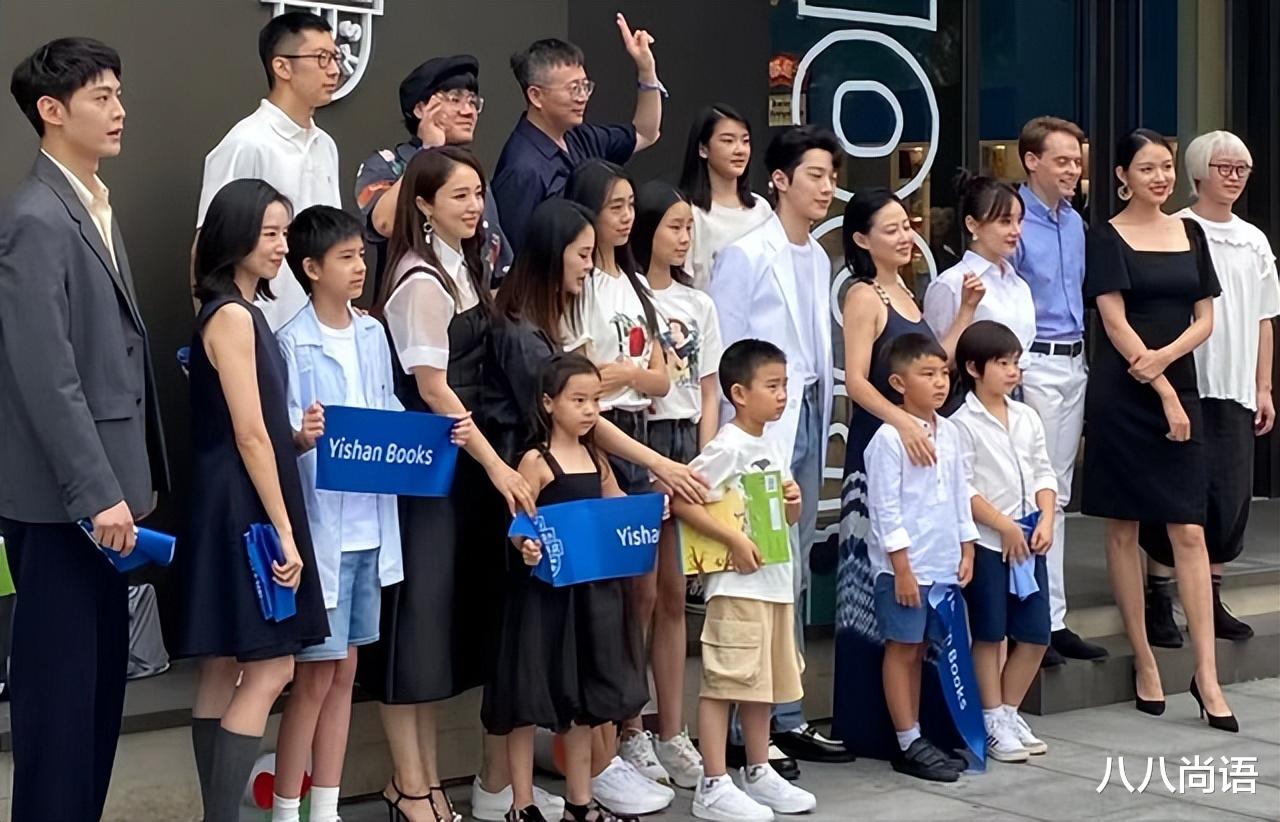 董洁|小星二代相聚，董洁儿子神似潘粤明，佟大为俩女儿比妈妈还高