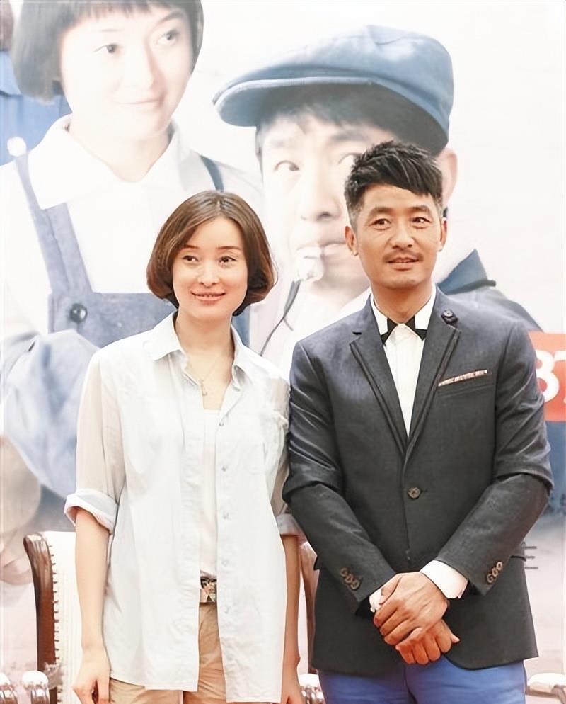 明星素颜|吴越跟好友攀肩合影，素颜清秀干净，但发量稀疏看得出上了年纪