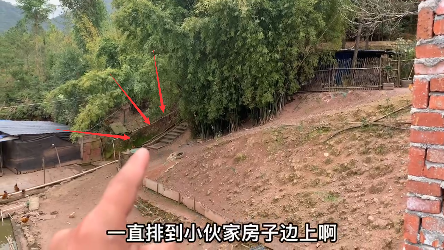 一位蛮横无理的养殖户，导致小伙建的房，丢荒几年都不敢建了