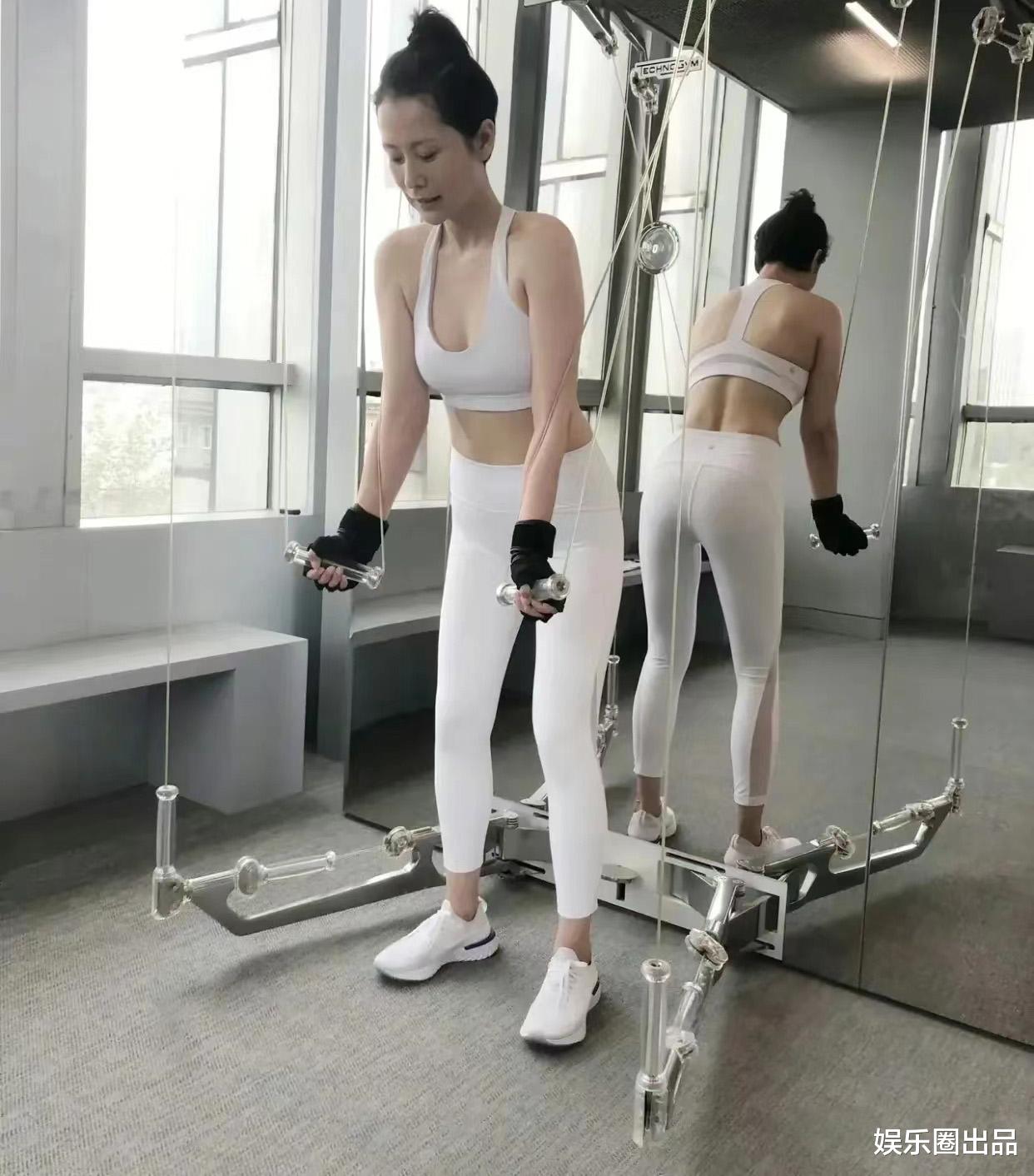 海清|海清健身照曝光，穿露脐背心身形饱满，素颜朝天依然迷人