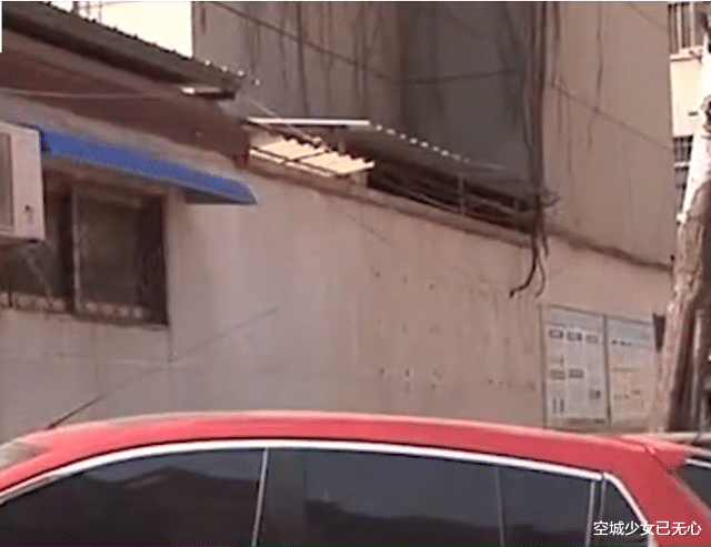 捡漏购买1楼法拍房,入住惹出争房大战,原房主:就怪你花钱了!