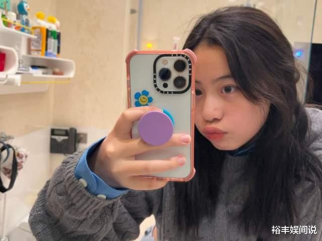 易烊千玺|刘銮雄甘比大女儿罕有分享近照！浓眉大眼模样清纯，身家已超10亿