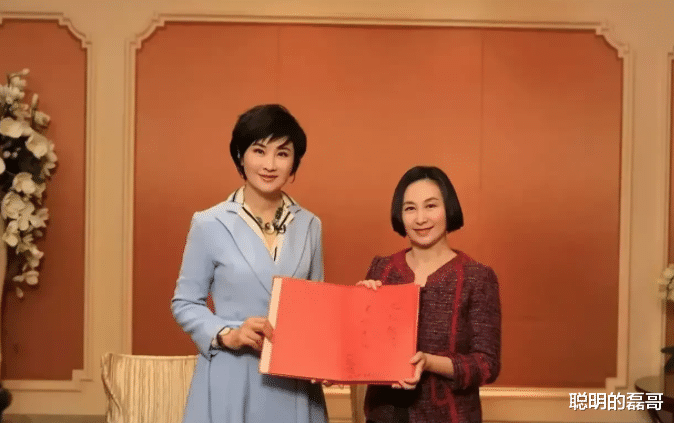 何超琼 是何超琼太矮？还是吴小莉太高？