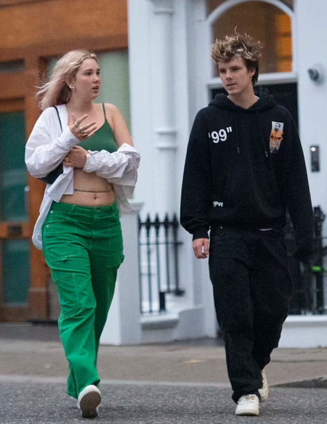 克鲁兹|贝克汉姆小儿子热吻秀恩爱，新女友正面照曝光，颜值遭网友吐槽