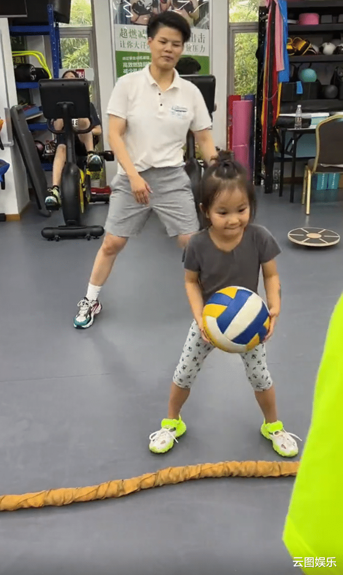 丁子峻|51岁港星丁子峻定居上海,娶内地女演员为妻,结婚16年无娃仍恩爱