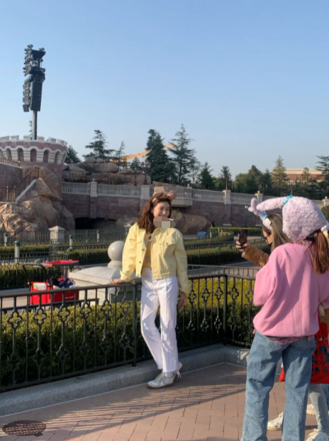 杀死伊芙|35岁江疏影现身迪士尼，五官惊艳无死角，四肢纤细被夸太瘦