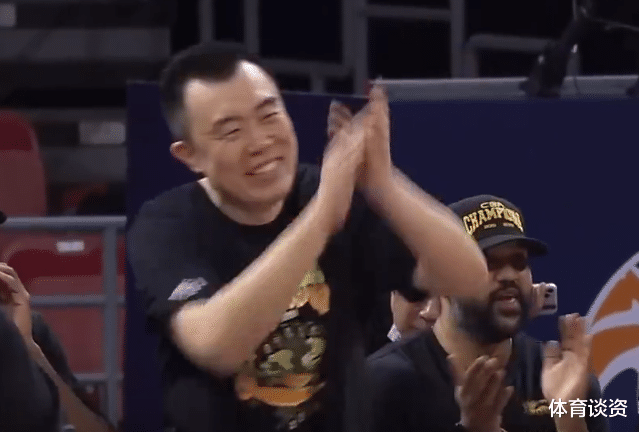 赵继伟|赵继伟夺FMVP！场面一度冷清，他过来逗笑庆祝，其他人却在玩手机