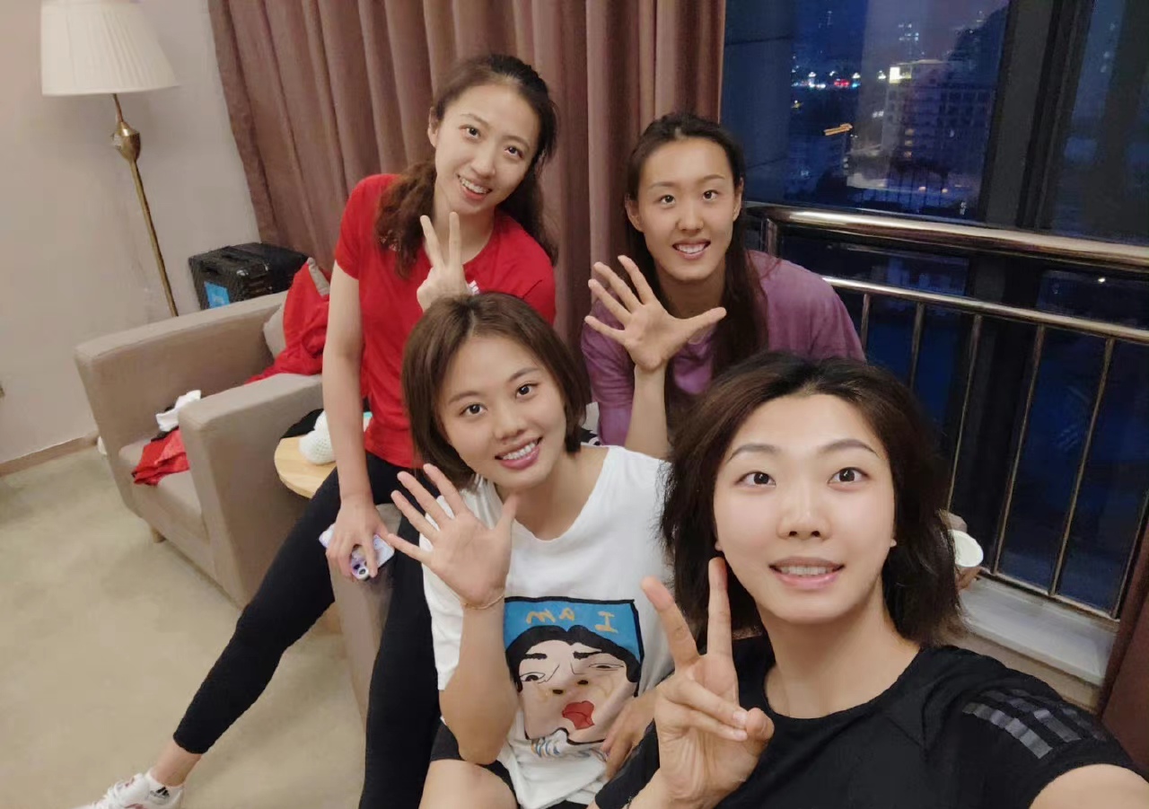 袁心玥|袁心玥正式接棒朱婷,成为女排第四个副攻队长,却带来一尴尬问题