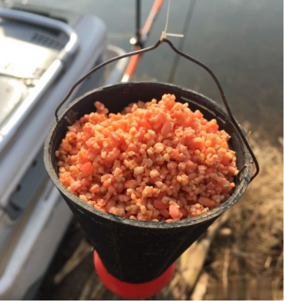 饵料|伏天野钓打窝攻略：教你轻松诱大鱼，窝里鱼多的钓不完