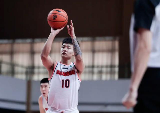 广东男篮|好消息，宏远续约第一核心曝光，两大顶级内线有望加入