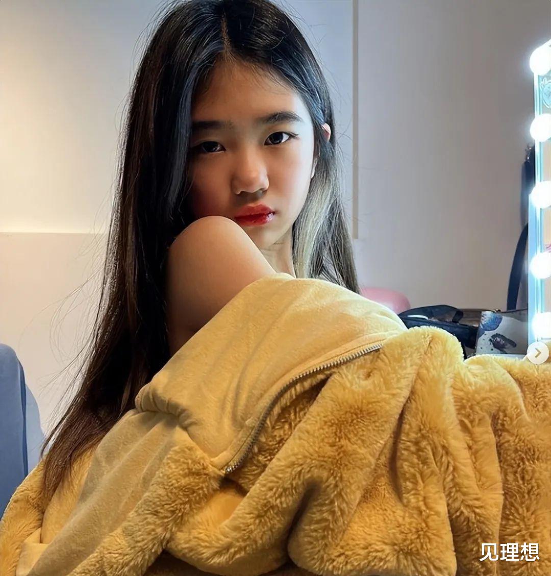 护肤品 曹格11岁女儿完美逆袭，做美甲穿吊带姿态妖娆，被称是第2个黄多多！