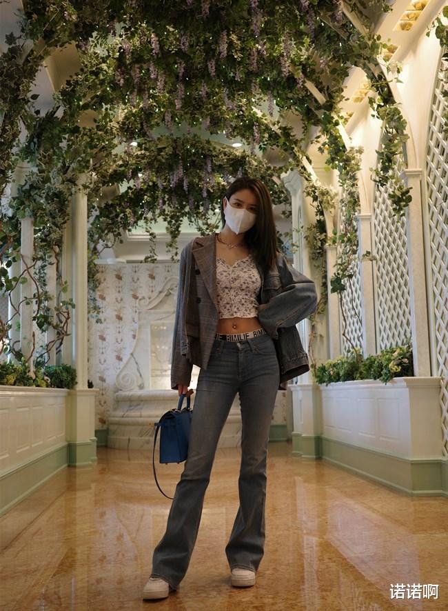 |林峰一家三口游迪士尼，张馨月全身名牌出镜！一个包包价值十几万